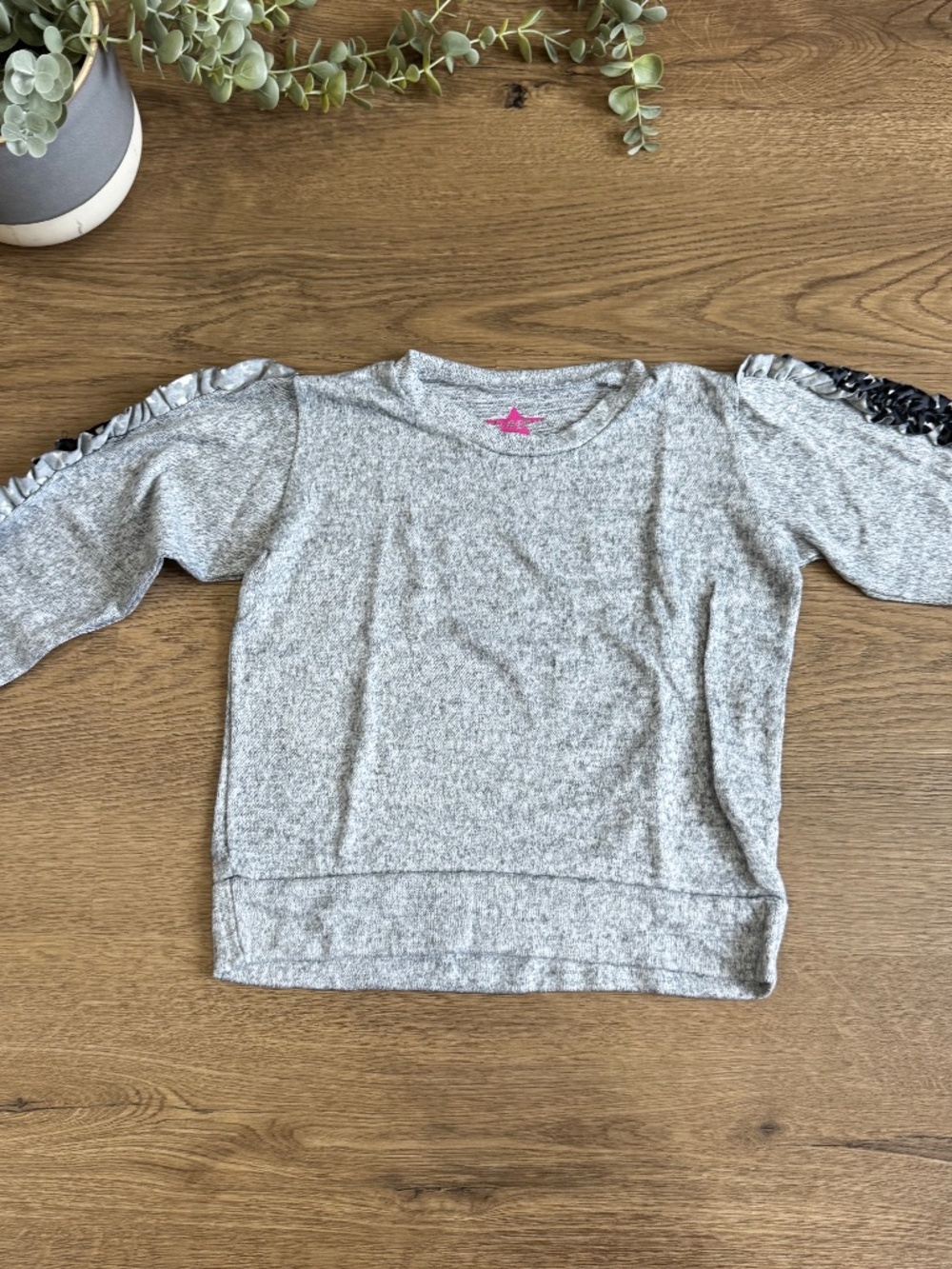 Girls Size 5 Gray Ruffle Sleeve Sweatshirt Leopard Print Detail